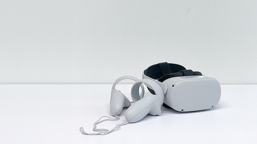 Ein Bild von einer weißen VR-Brille, die auf einem Tisch liegt.